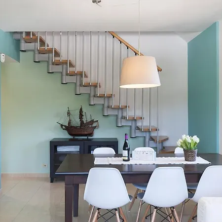 Lets Holidays Bright Duplex With Pool 아파트